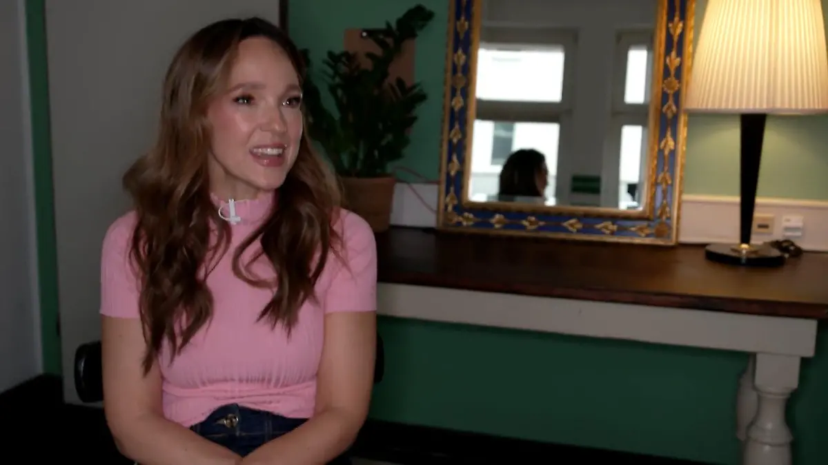 „Ich hab wahnsinnig viel geheult!” Carolin Kebekus packt über ihren neuen Mama-Alltag aus Erstes Kind mit 43