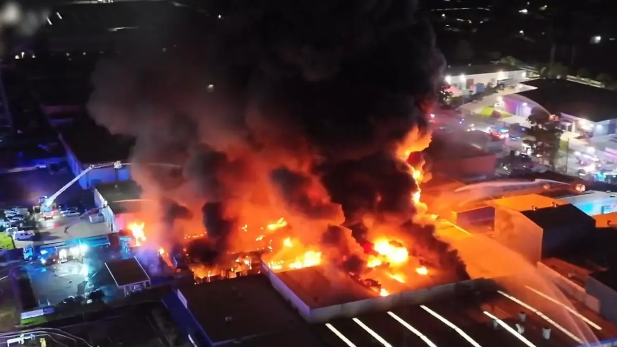 Überall Flammen! Riesiger Tank explodiert direkt vor Rettungskräften Großbrand in Sydney