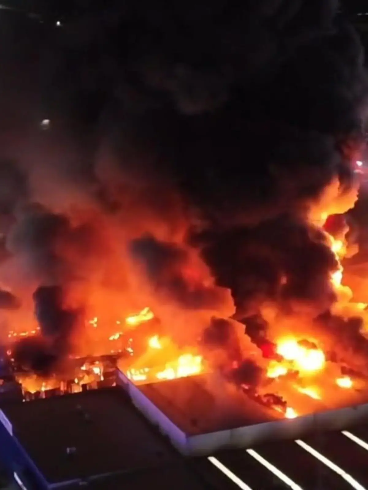 Bild zu: "Überall Flammen! Riesiger Tank explodiert direkt vor Rettungskräften"