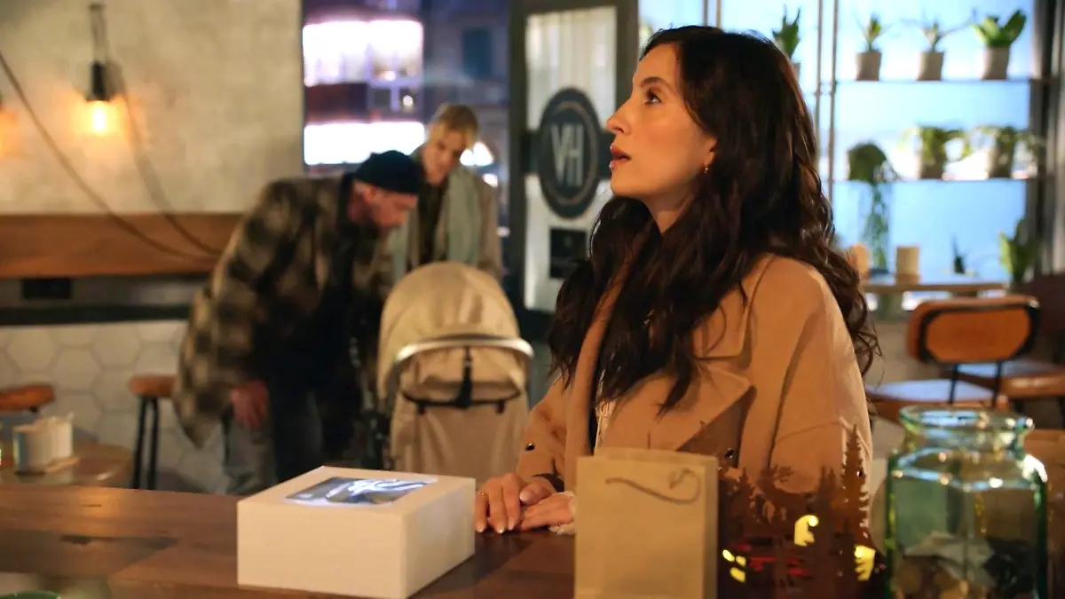 Laura (Chryssanthi Kavazi) und Zoe (Lara Dandelion)