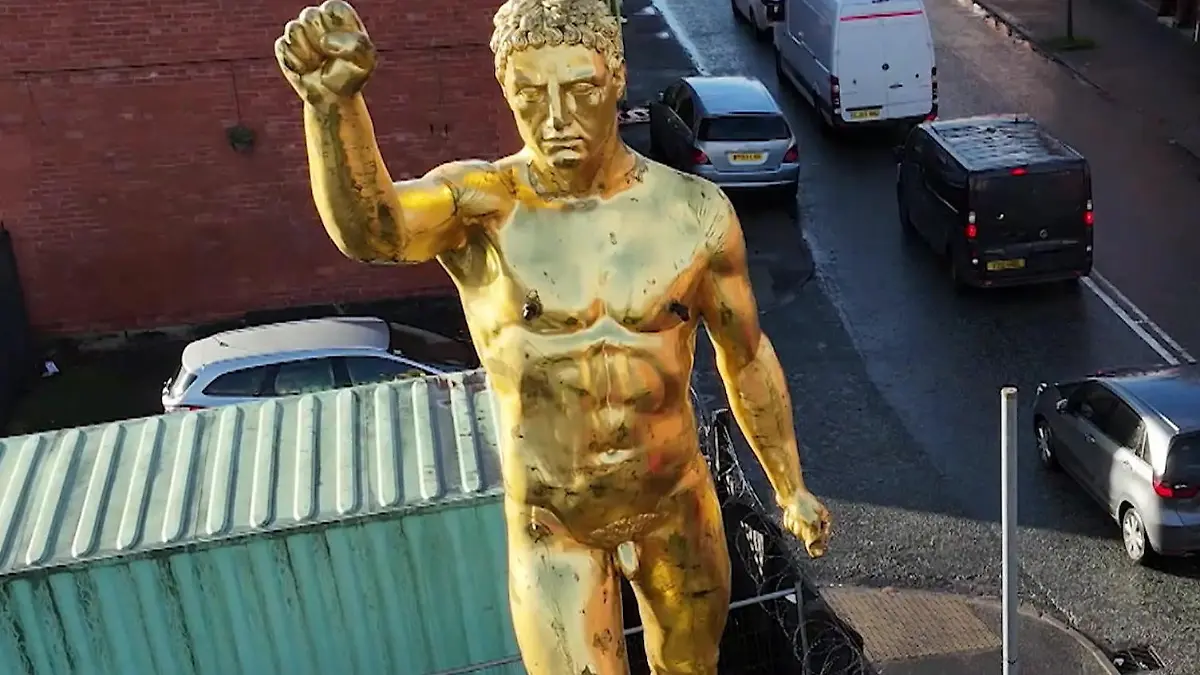 Oh, my dear! Fans wollen IHN nackt sehen – „Golden Balls" spaltet Nachbarschaft Statue erregt Aufmerksamkeit
