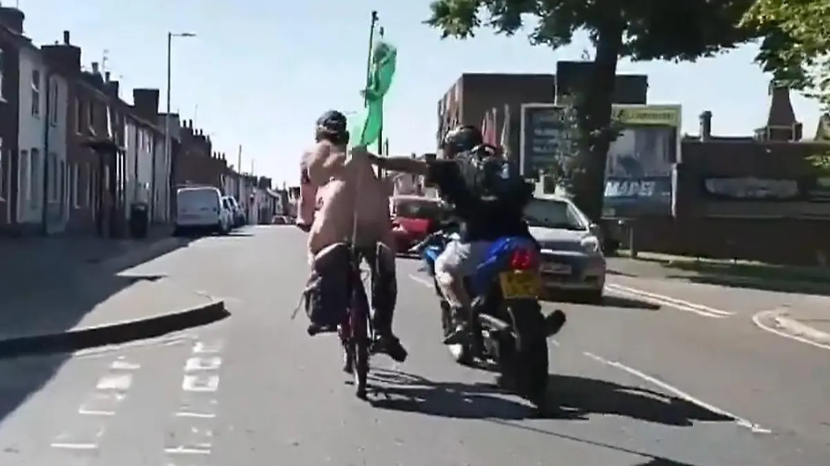 Brutale Attacke auf nackten Fahrradfahrer – jetzt geht er auf Krücken! Ohne Kleidung als Protest