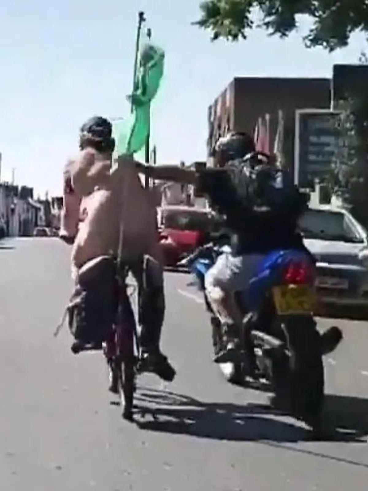 Bild zu: "Brutale Attacke auf nackten Fahrradfahrer – jetzt geht er auf Krücken!"