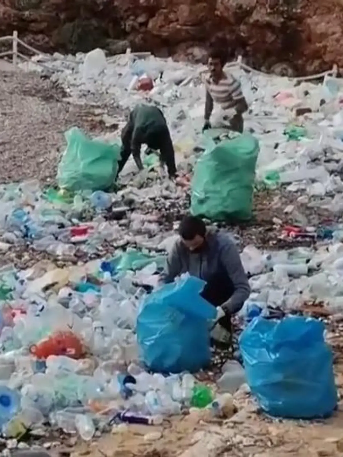 Bild zu: "Plötzlich riesige Müllberge! Beliebter Strand in Urlaubsparadies total verschmutzt"