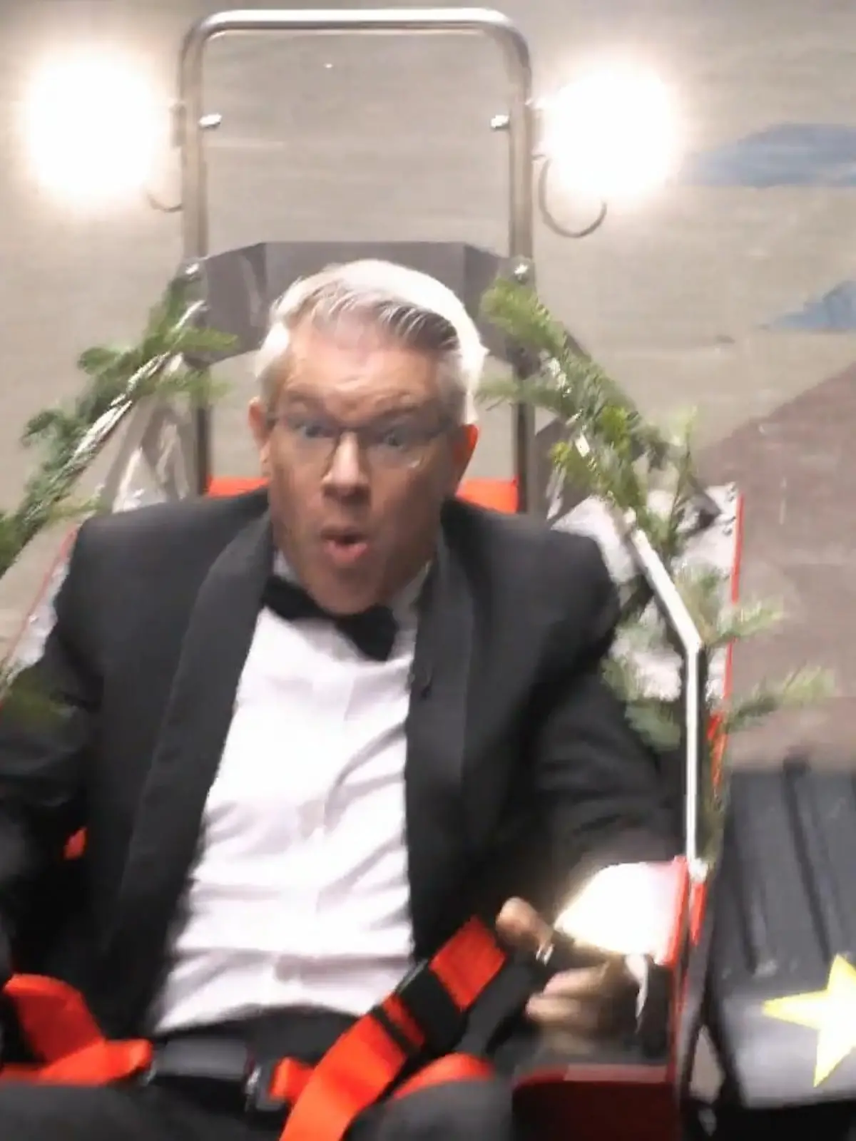 Bild zu: "Frank Thelen baut Unfall mit Schneemobil"