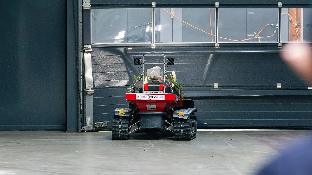 Investor Frank Thelen kommt bei seiner Probefahrt einem Rolltor viel zu nah.