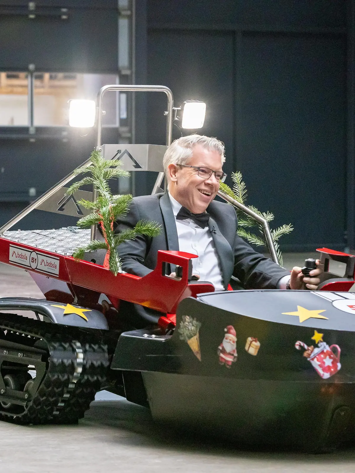 Investor Frank Thelen macht mit dem Elektro-Schneemobil Bobsla vor dem Studio eine Probefahrt. 
