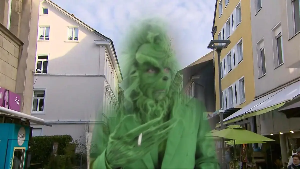 Versehentlich-weggeworfen-Weihnachtsbeleuchtung-in-Schwelm-landet-auf-dem-M-ll