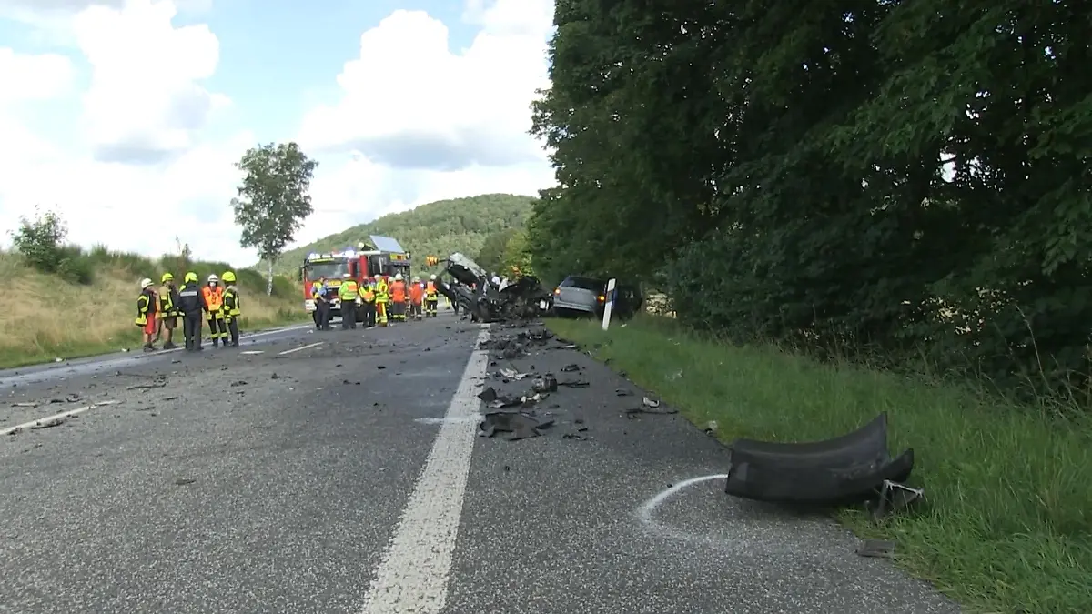 Eltern sterben - Baby schwer verletzt in Klinik Horror-Unfall in Hessen (B253)