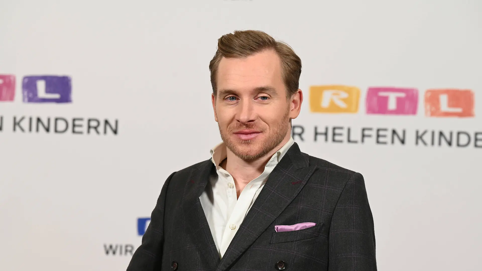 Der Schauspieler Samuel Koch, Der Öffentlichkeit wurde Koch durch die Fernsehshow Wetten, dass..? am 4. Dezember 2010 in