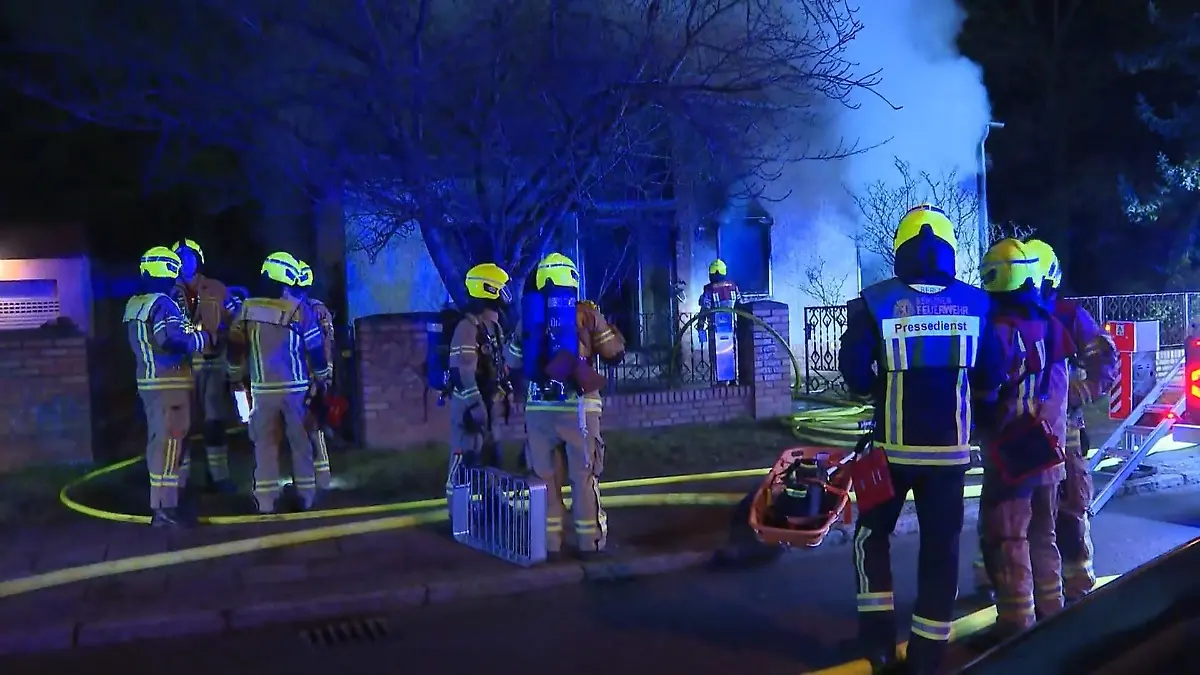 Treppe abgebrannt! Mädchen stirbt bei Feuer Drama in Berlin