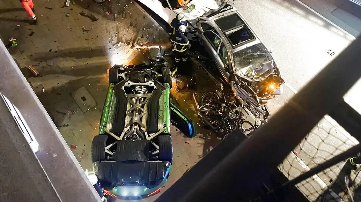 Bei einem mutmaßlichen Autorennen verliert ein 28-Jähriger die Kontrolle über sein Fahrzeug. Der Mercedes-AMG rast in parkende Autos und überschlägt sich.