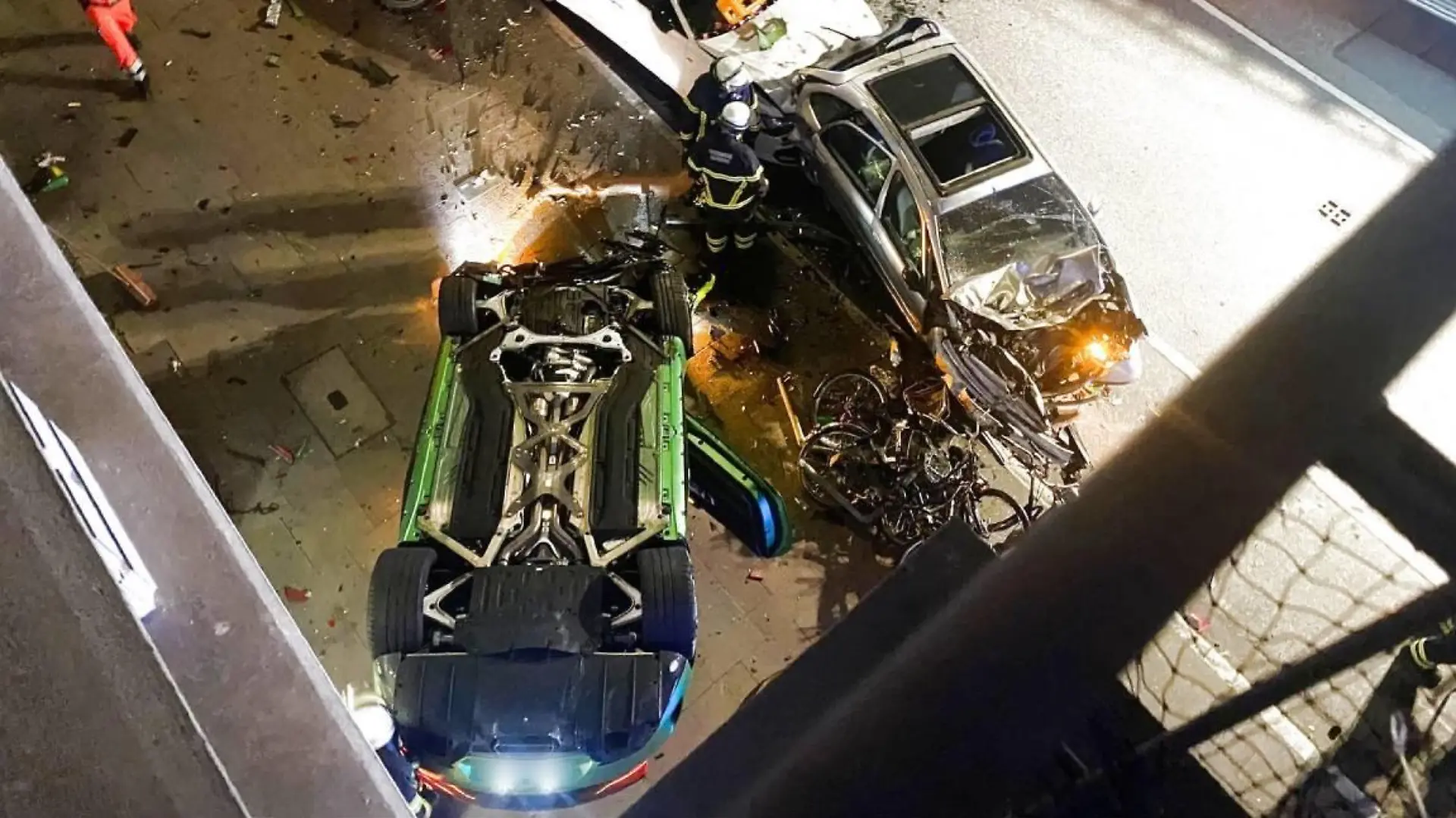 Bei einem mutmaßlichen Autorennen verliert ein 28-Jähriger die Kontrolle über sein Fahrzeug. Der Mercedes-AMG rast in parkende Autos und überschlägt sich.