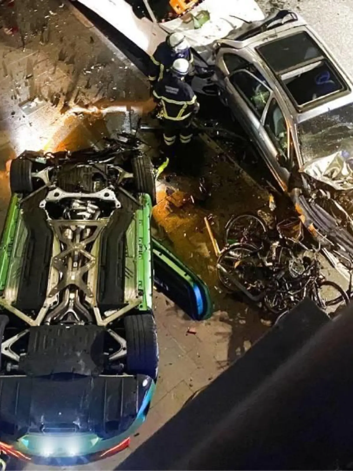 Bei einem mutmaßlichen Autorennen verliert ein 28-Jähriger die Kontrolle über sein Fahrzeug. Der Mercedes-AMG rast in parkende Autos und überschlägt sich.