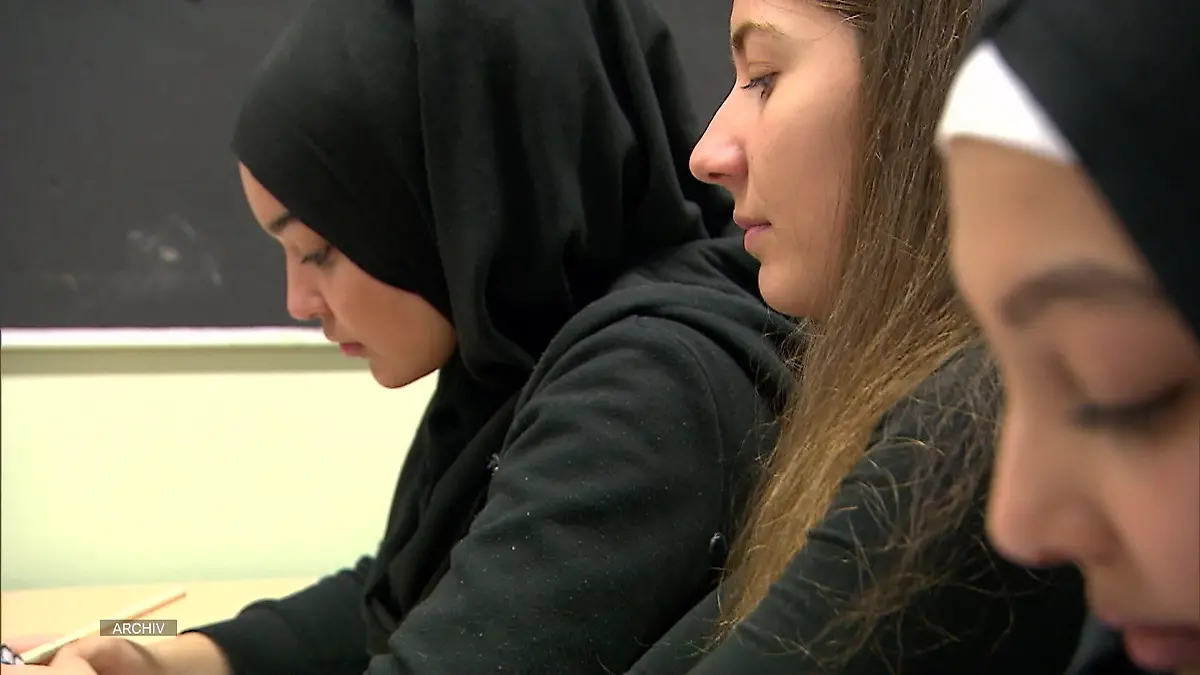 Mädchen unter 14 Jahren sollen nicht mehr verhüllt am Unterricht teilnehmen Österreich plant Kopftuchverbot für Kinder