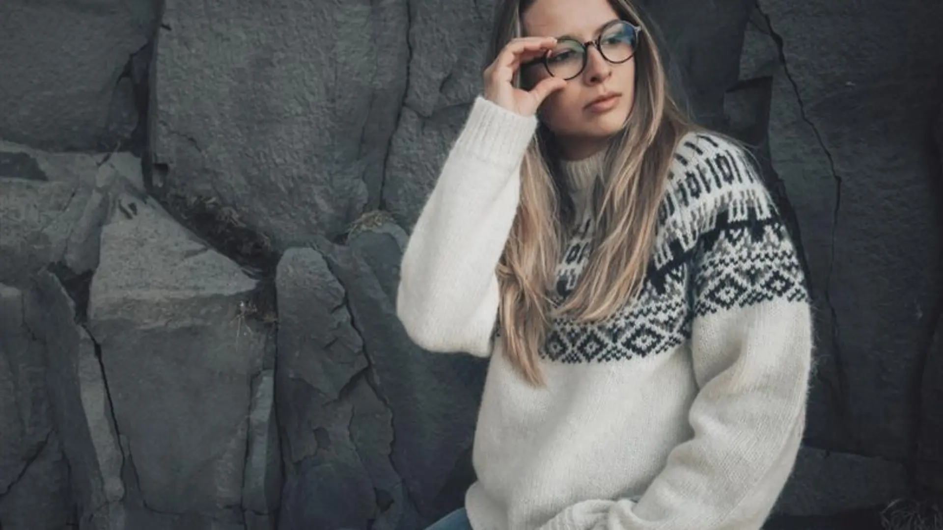 Frau in beigem Norweger-Pullover.