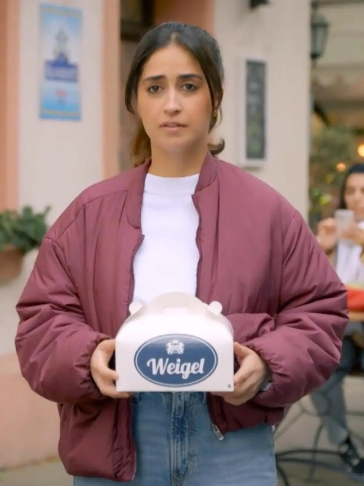 Unter uns: Esma sieht Tobias mit einer anderen Frau