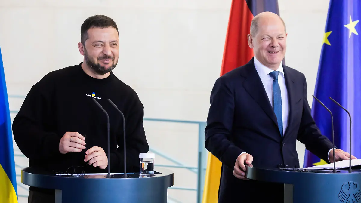 14.05.2023, Berlin: Wolodymyr Selenskyj, Präsident der Ukraine, und Bundeskanzler Olaf Scholz (r, SPD) lachen bei einer Pressekonferenz nach ihrem Gespräch im Bundeskanzleramt. Der ukrainische Präsident Selenskyj ist erstmals seit dem russischen Angriff auf die Ukraine anlässlich der Verleihung des Karlspreises in Deutschland. Foto: Christoph Soeder/dpa +++ dpa-Bildfunk +++