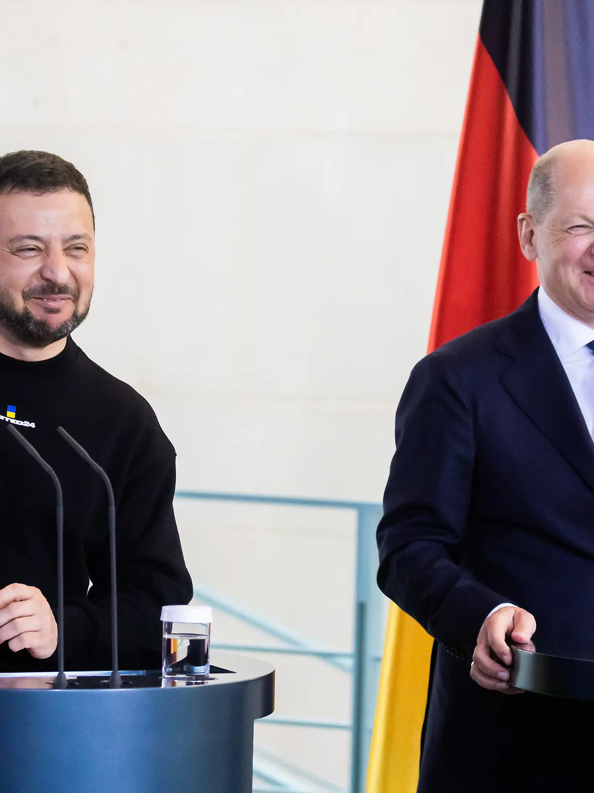 14.05.2023, Berlin: Wolodymyr Selenskyj, Präsident der Ukraine, und Bundeskanzler Olaf Scholz (r, SPD) lachen bei einer Pressekonferenz nach ihrem Gespräch im Bundeskanzleramt. Der ukrainische Präsident Selenskyj ist erstmals seit dem russischen Angriff auf die Ukraine anlässlich der Verleihung des Karlspreises in Deutschland. Foto: Christoph Soeder/dpa +++ dpa-Bildfunk +++