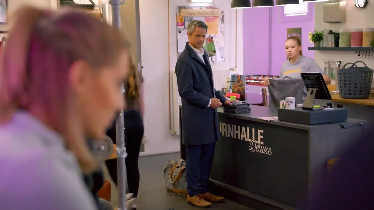 Benedikt sieht Stella mit einem fremden Mann „Unter uns“-Folge vom 12.12.25 auf RTL+