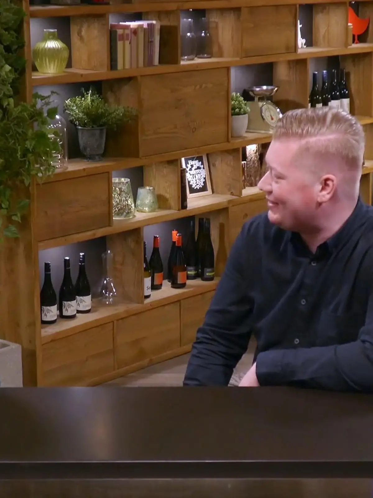 Bild zu: "Leon ist hingerissen von Rabea"