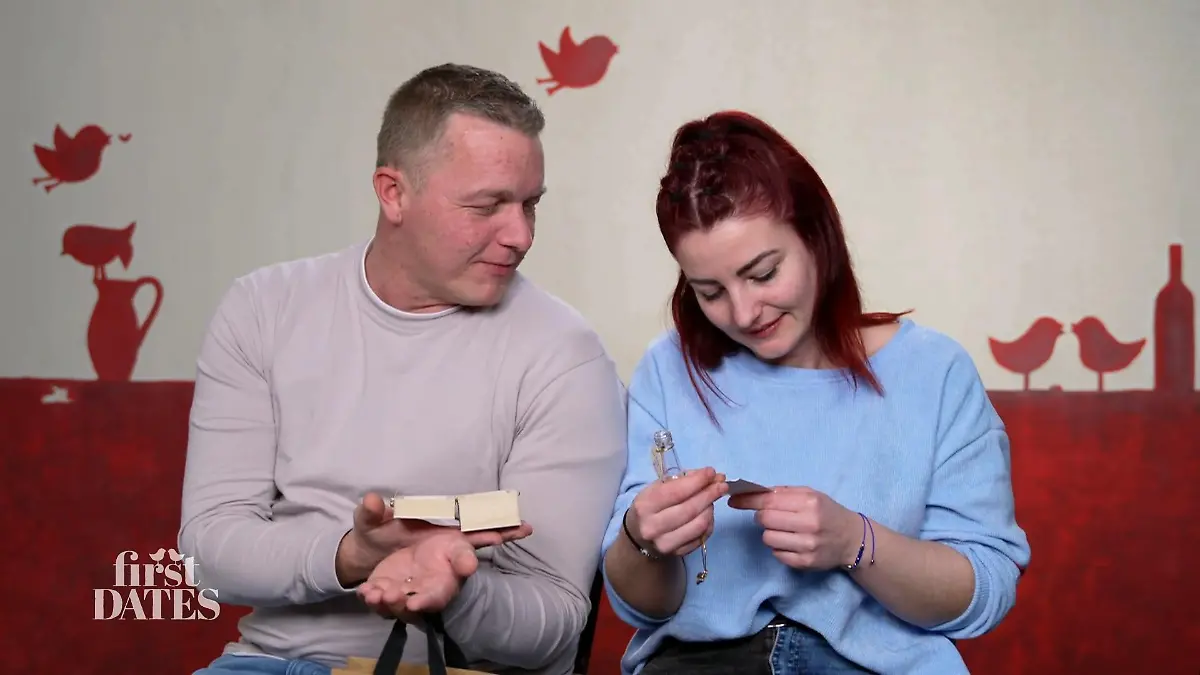 Manuel bringt Vanessa Sand mit Aus seiner Heimat