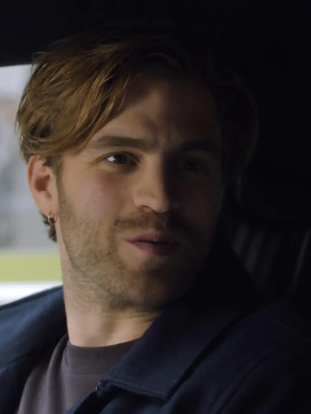 Julian sucht das Gespräch mit Katrin. 