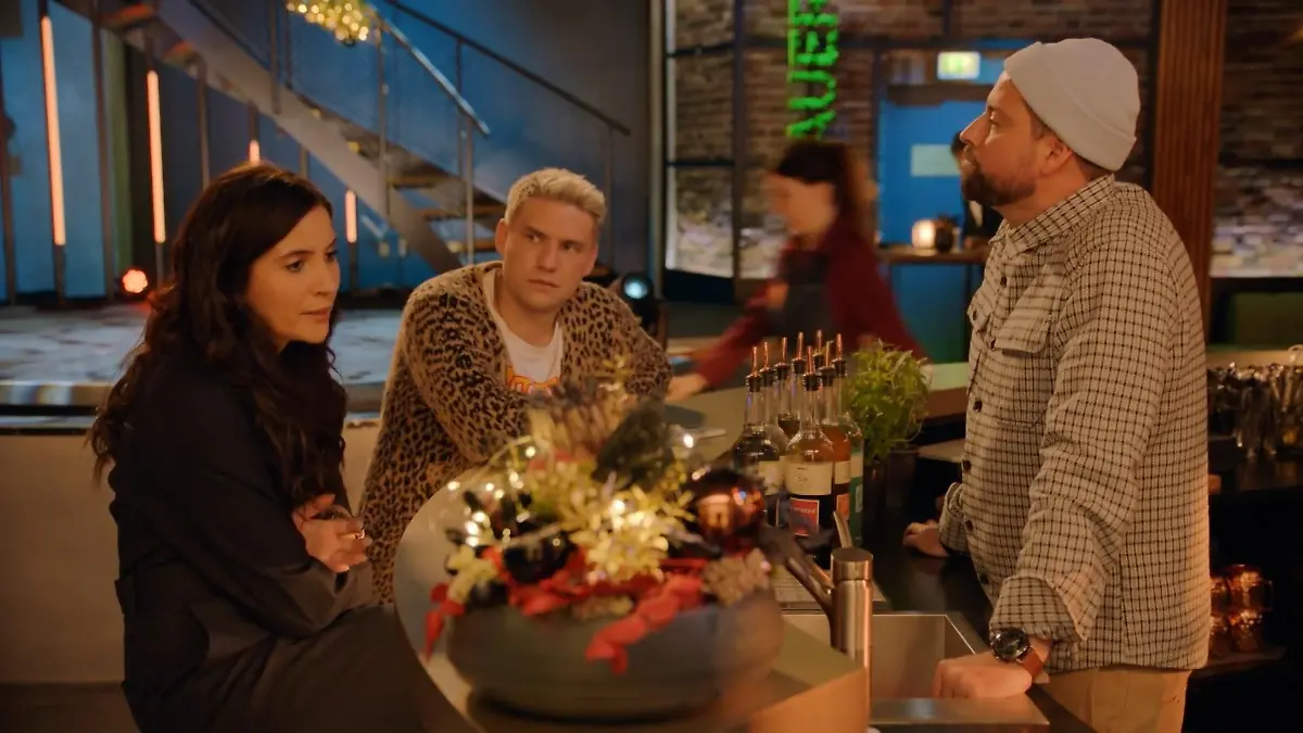 John denkt darüber nach, seinen Streit mit Zoe zu beenden. 