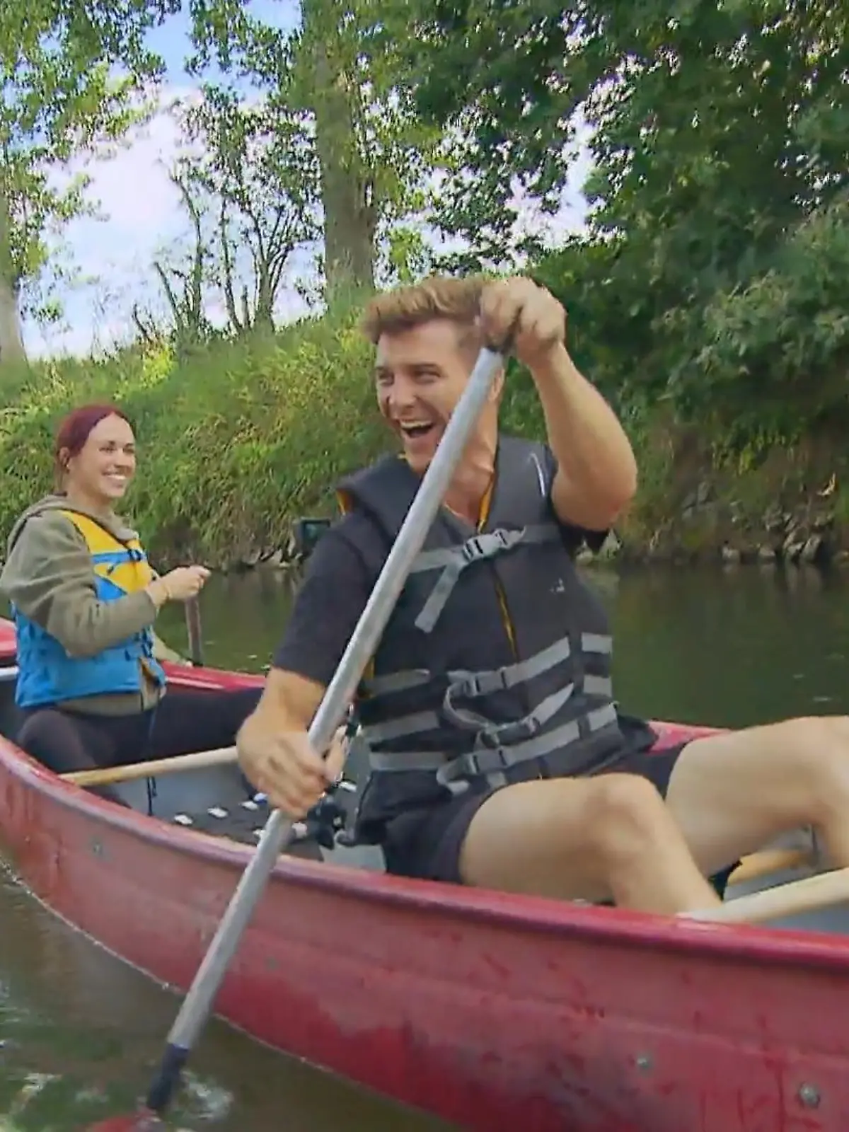 Bild zu: "Friedrich entführt Laura zum Kanufahren"