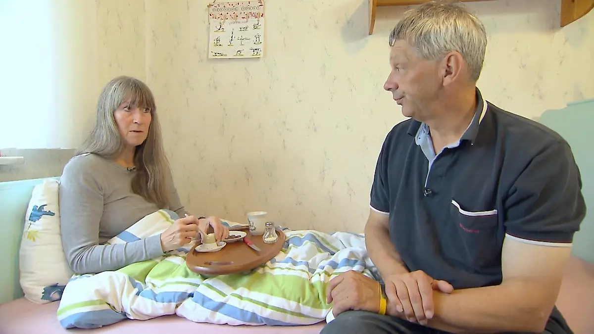 Johann bringt Katja ihr Ei ans Bett Mission Frühstücksei