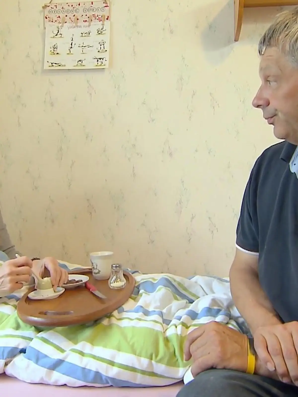 Bild zu: "Johann bringt Katja ihr Ei ans Bett"