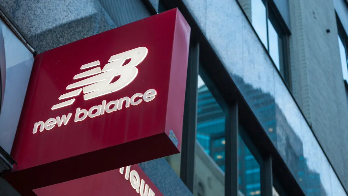 New-Balance-Logo an einer Hauswand
