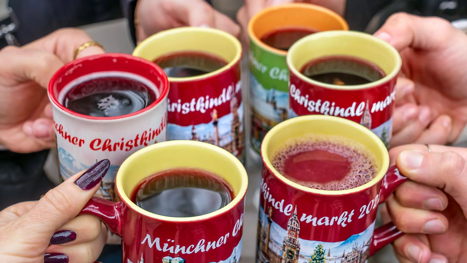 Es ist wieder Zeit für Weihnachtsmärkte! Viele Menschen wollen eine Glühwein-Tasse als Andenken mitnehmen. Doch darf man das überhaupt?