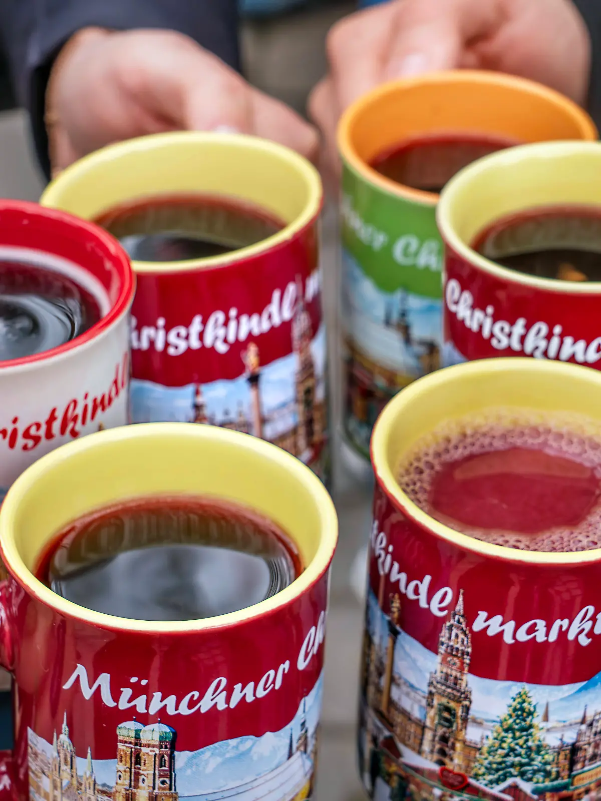 Es ist wieder Zeit für Weihnachtsmärkte! Viele Menschen wollen eine Glühwein-Tasse als Andenken mitnehmen. Doch darf man das überhaupt?