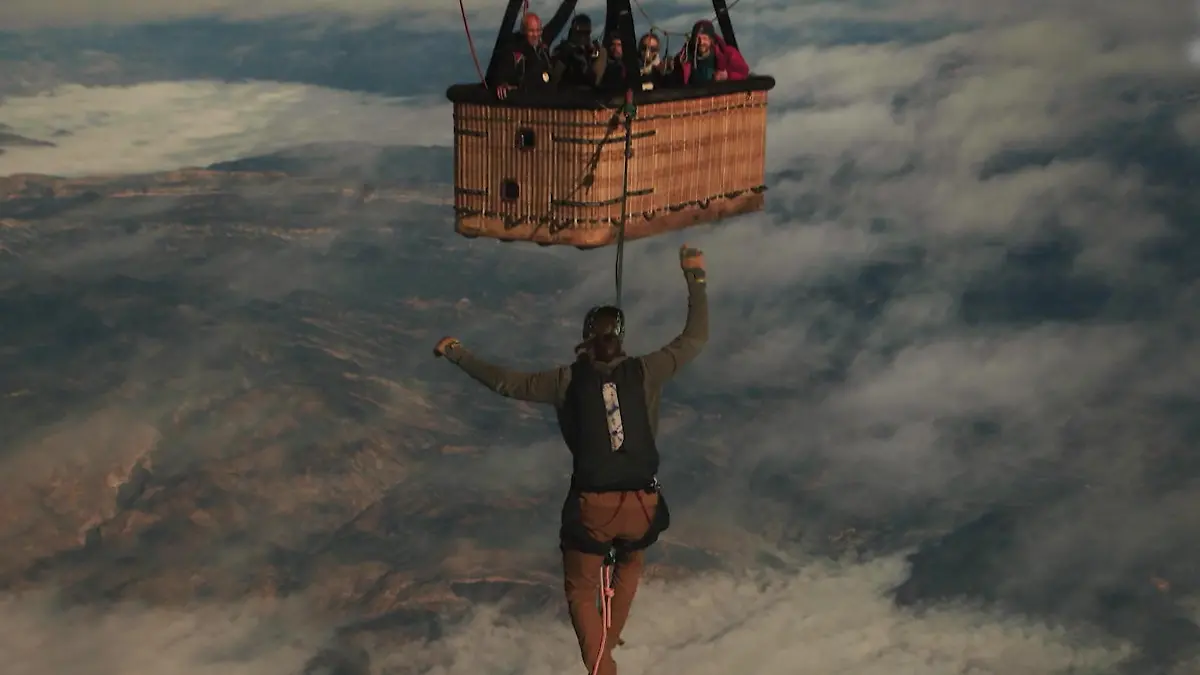 Weltrekord! Balance-Akt zwischen Heißluftballons – in 5.000 Metern Höhe Höchste Slackline aller Zeiten