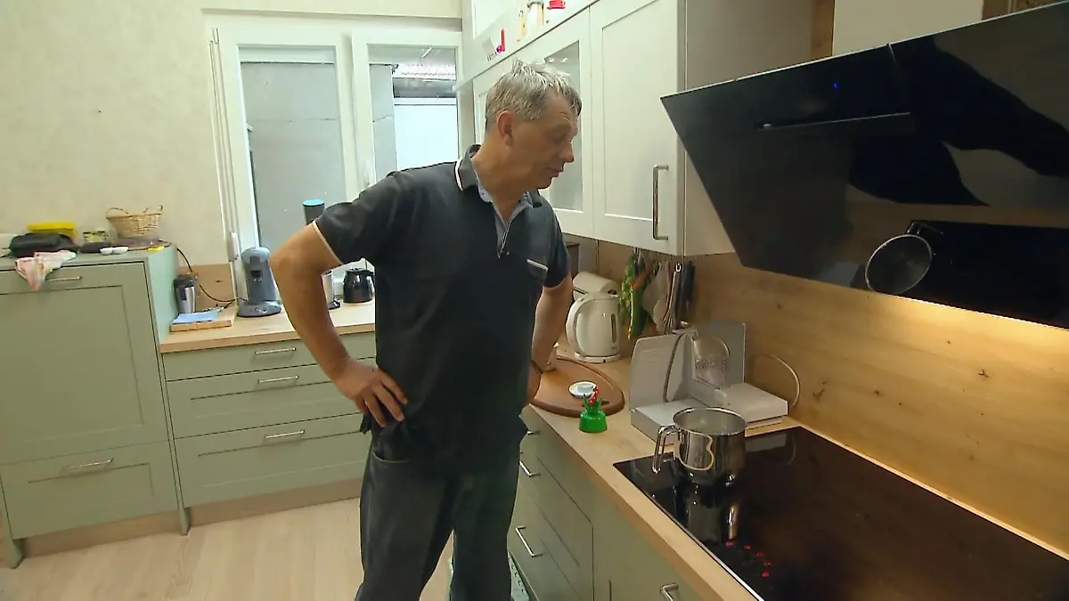 Johann kocht zum ersten Mal ein Frühstücks-Ei Eier-Spaß  bei „Bauer sucht Frau”