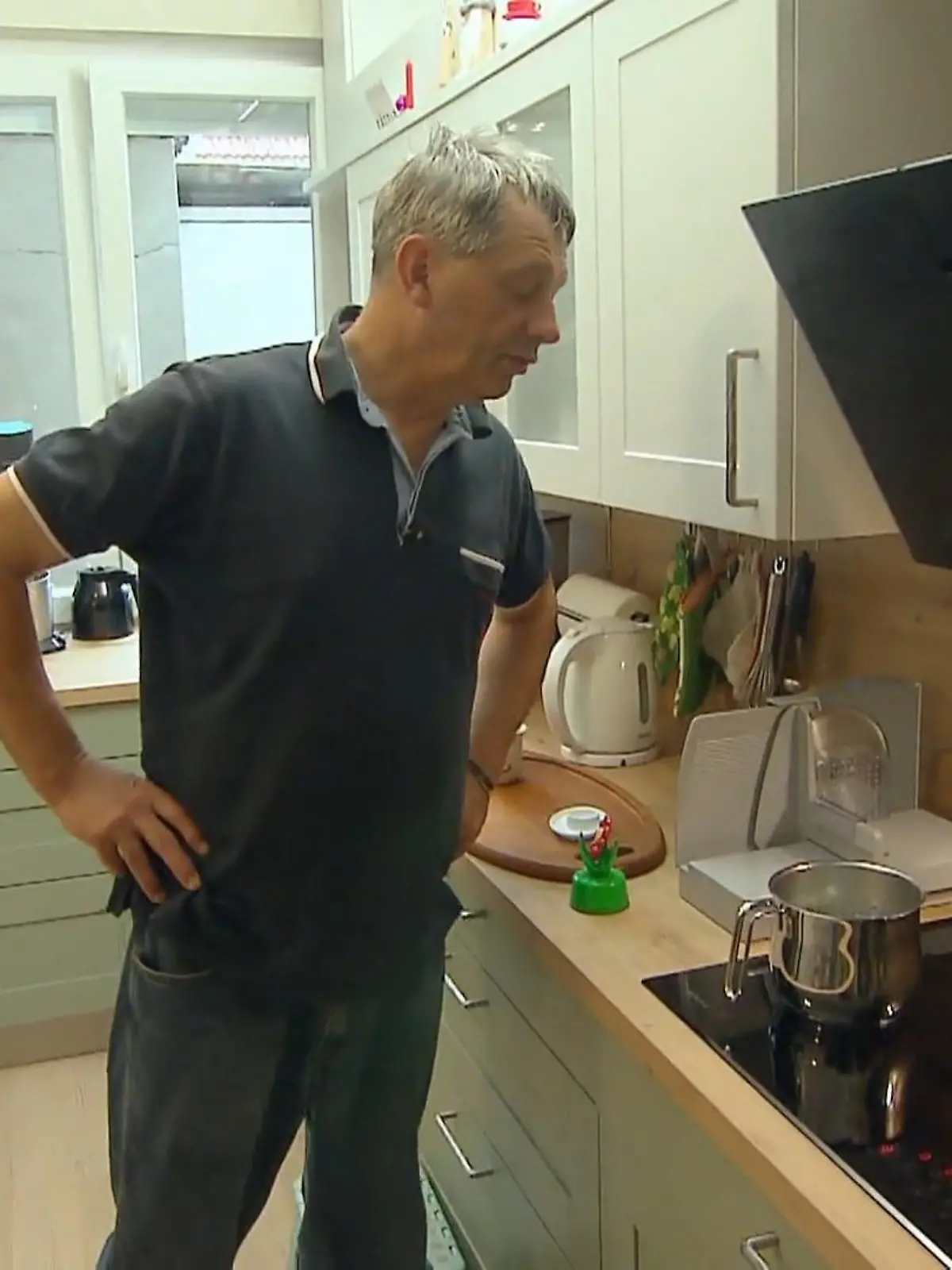 Bild zu: "Johann kocht zum ersten Mal ein Frühstücks-Ei"