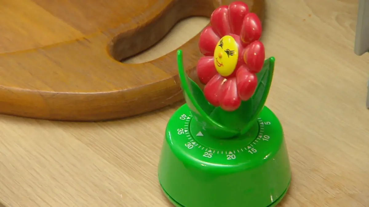 Egal was Johann auch versucht, die Eieruhr funktioniert nicht richtig. 