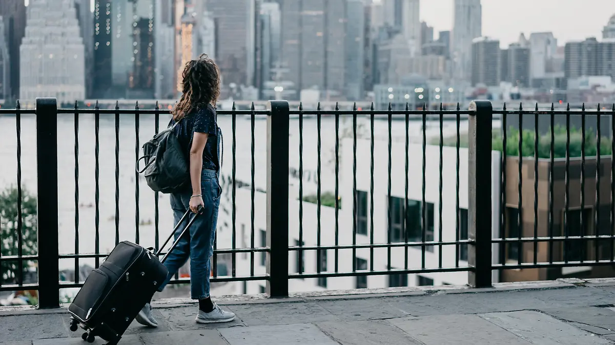 Frau mit Koffer im USA-Urlaub