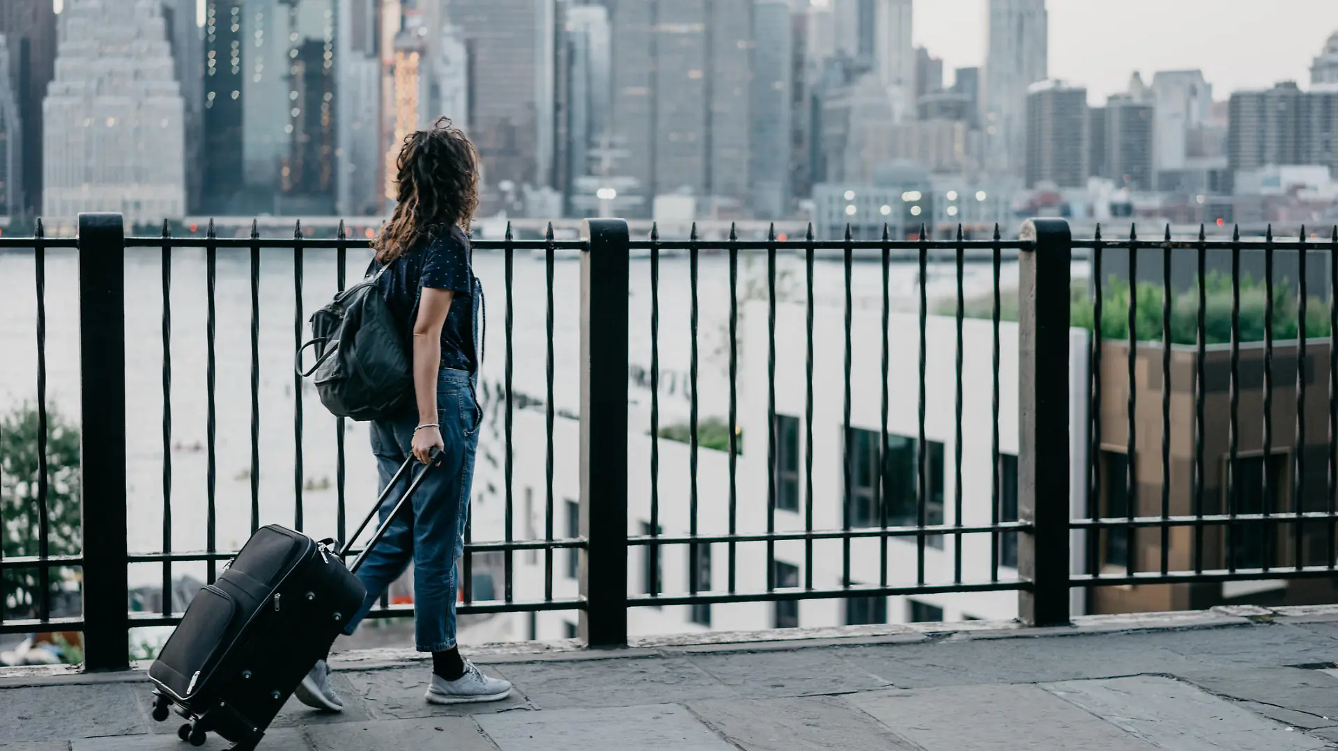 Frau mit Koffer im USA-Urlaub