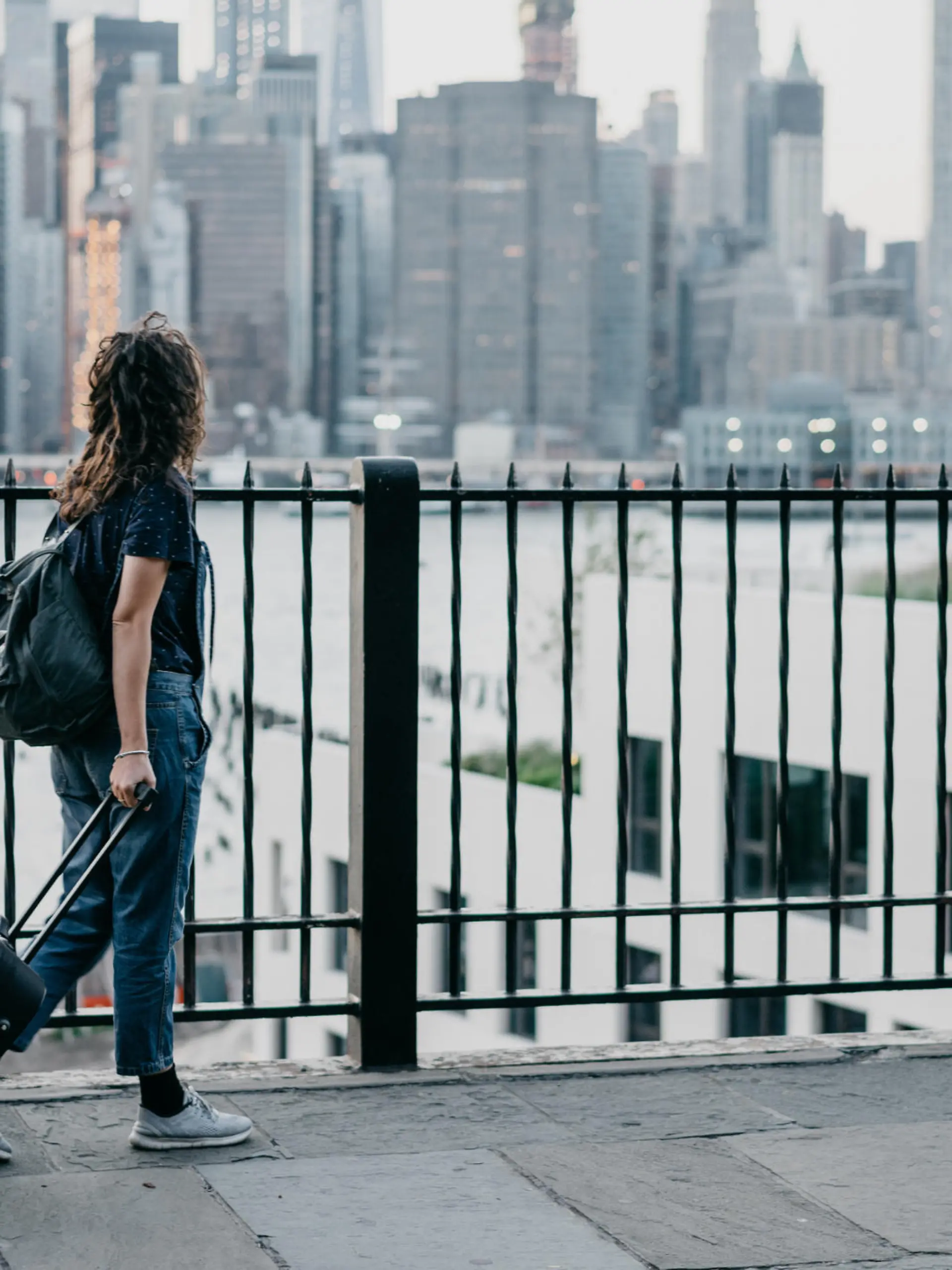 Frau mit Koffer im USA-Urlaub