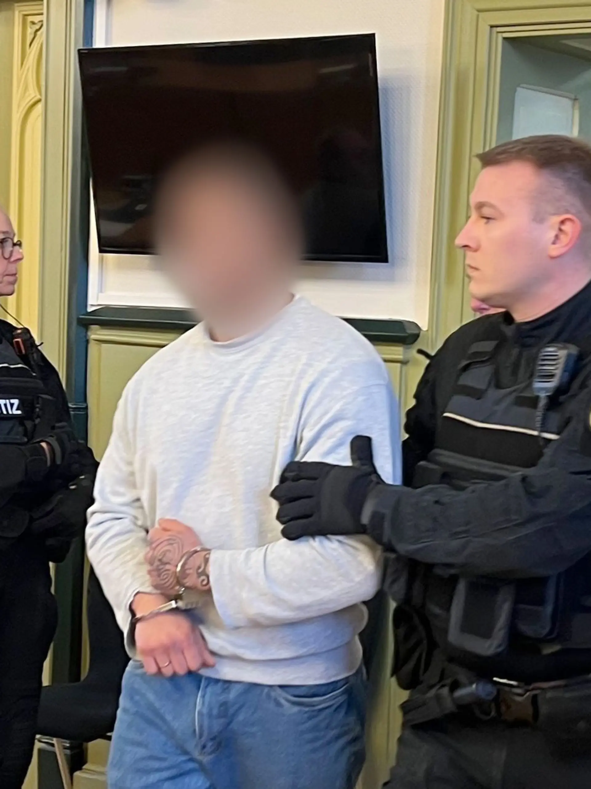 Der Angeklagte soll seine Ehefrau während eines Besuchs in einer sogenannten Liebeszelle in der Justizvollzugsanstalt Burg erwürgt haben.