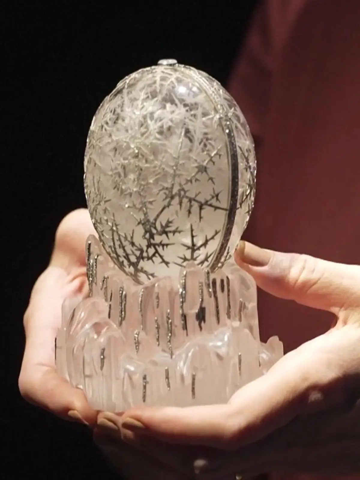 Bild zu: "Mit 4.500 Diamanten verziert! Dieses Fabergé-Ei bricht Auktionsrekord"