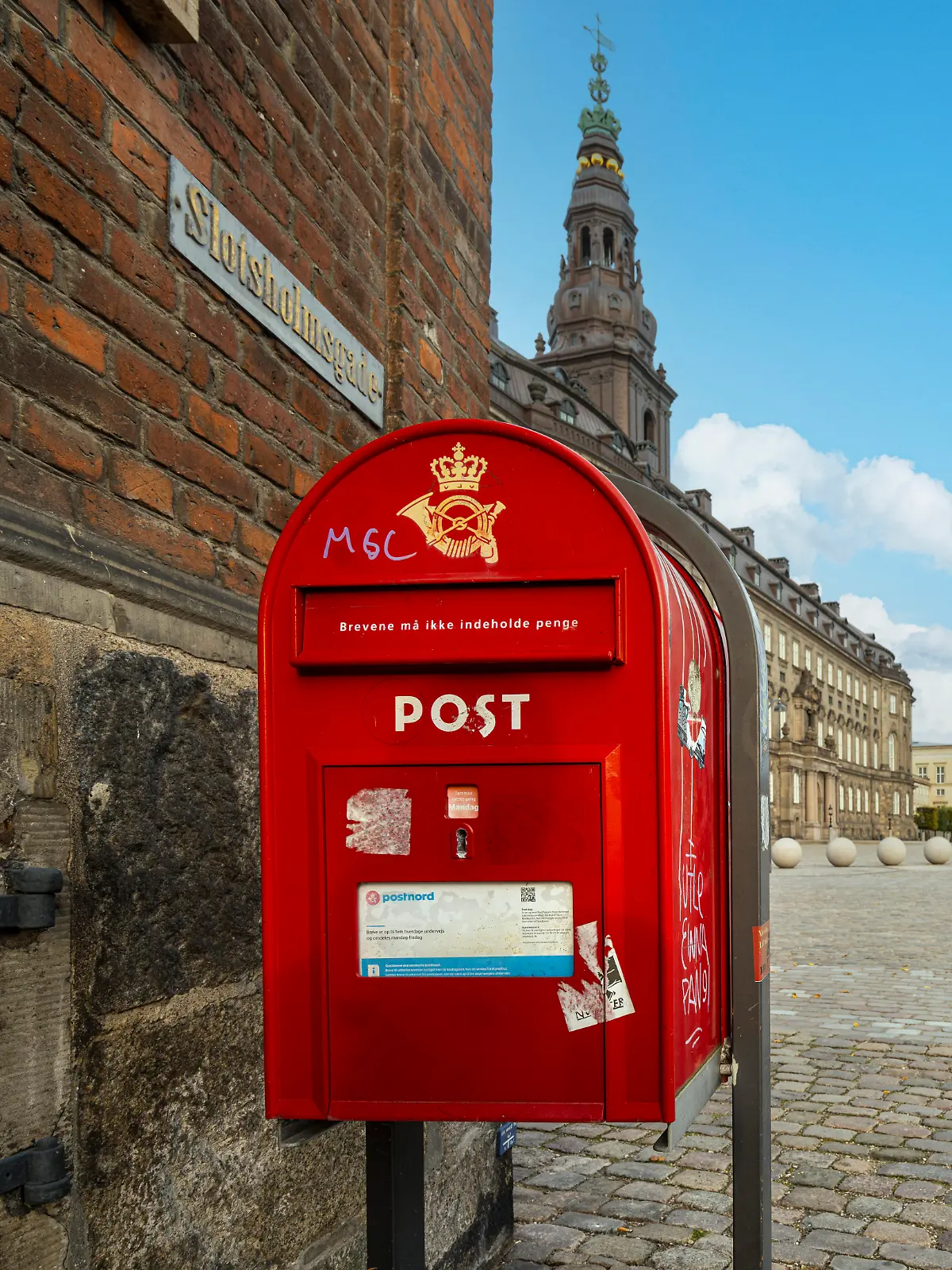 Die ikonischen roten Briefkästen werden abgebaut – Dänemark stellt ab 2026 keine Briefe mehr zu. (Symbolbild)