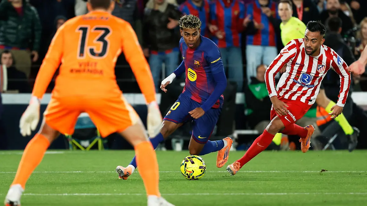 Barca-Star Lamine Yamal lieferte sich einige Zweikämpfe mit Atletico Madrids Carlos Martin.