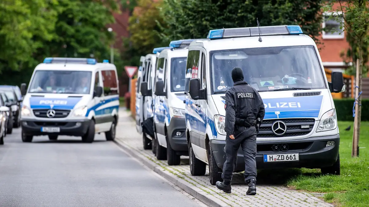 03.08.2021, Niedersachsen, Wilhelmshaven: Einsatzkräfte der Polizei kommen mit ihren Fahrzeugen in einem Wohnviertel an. Mehrere hundert Beamte durchsuchen im Stadtgebiet mehr als 30 Objekte. Die Durchsuchungen werden wegen des Verdachts, gewerbsmäßig mit Betäubungsmitteln zu handeln, durchgeführt. Foto: Sina Schuldt/dpa +++ dpa-Bildfunk +++