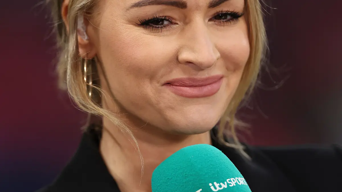 Live-im-englischen-TV-Fu-ball-Moderatorin-Laura-Woods-bricht-zusammen
