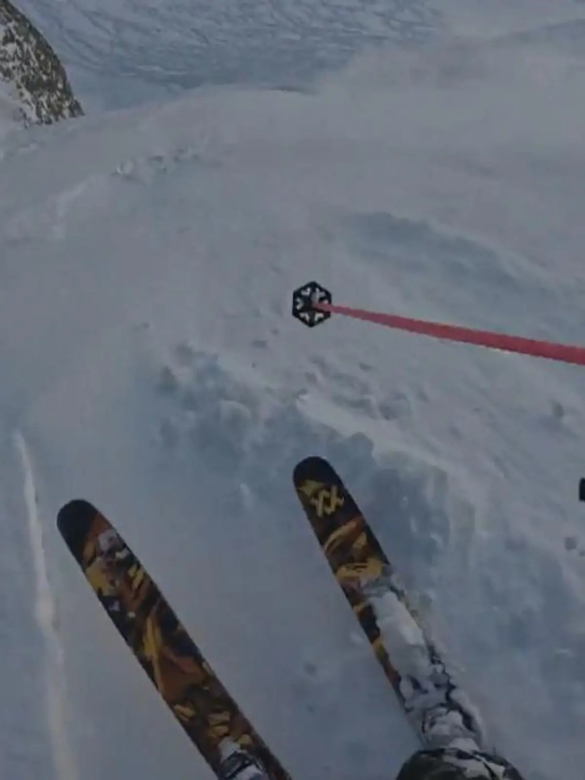 Bild zu: "Weil er durch Tiefschnee brettert! Skifahrer löst Lawine aus"