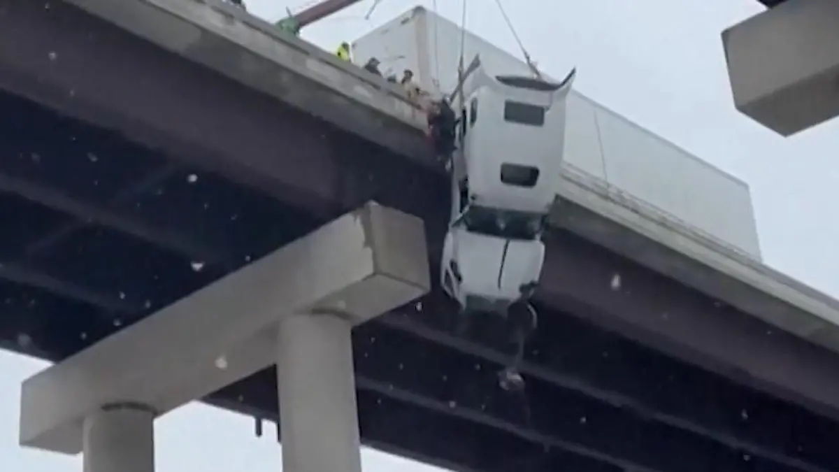 Lkw baumelt an Brücke! Fahrer in Kabine gefangen – in 30 Metern Höhe Nach Unfall Leitplanke durchbrochen