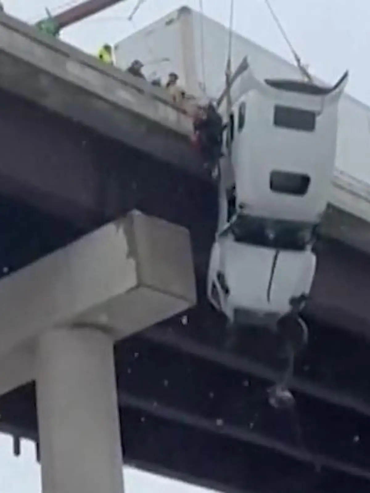 Bild zu: "Lkw baumelt an Brücke! Fahrer in Kabine gefangen – in 30 Metern Höhe"